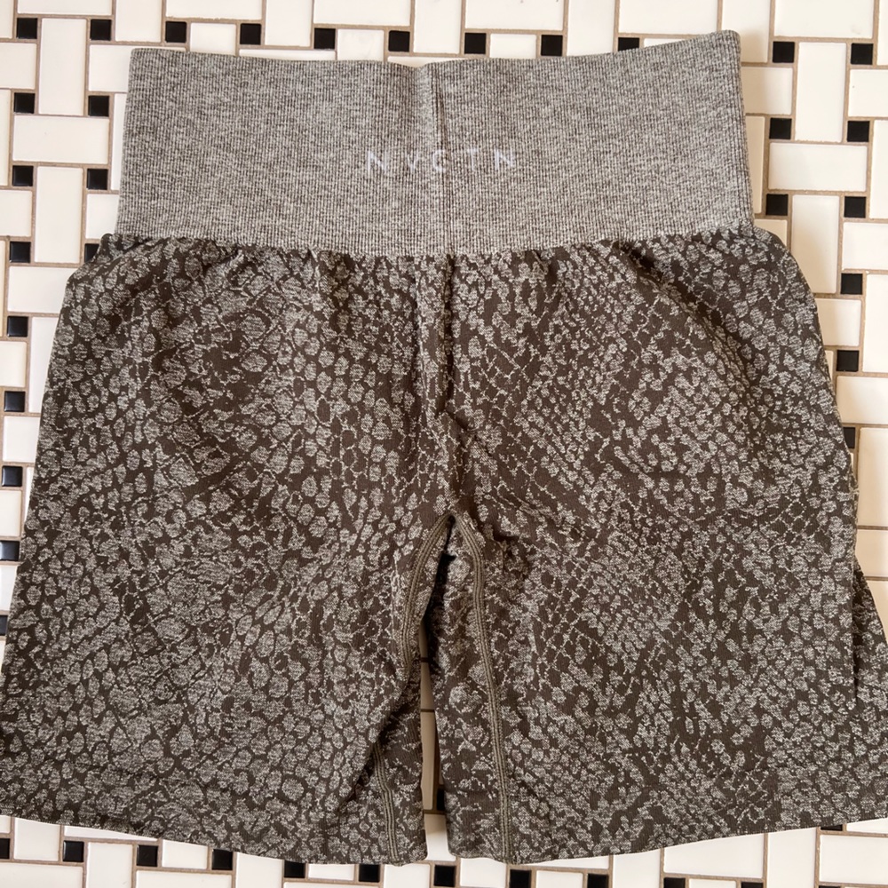NVGTN shorts, seamless size medium